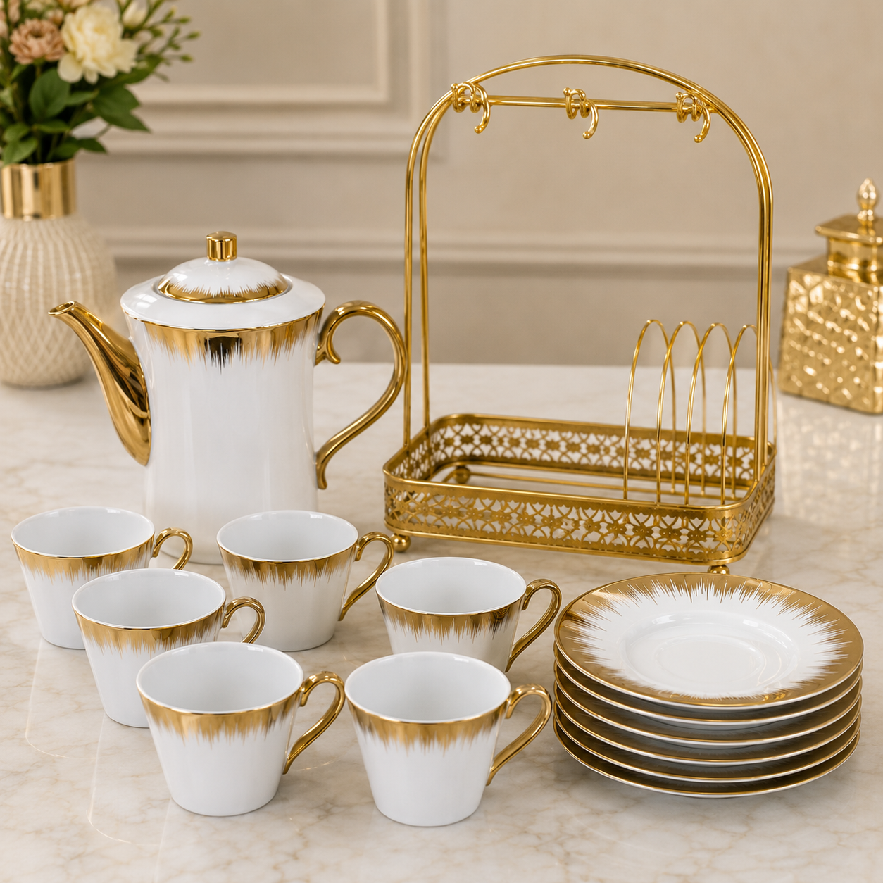 Conjunto Elegance de 14 peças com bule, xícaras e pires com acabamento dourado
